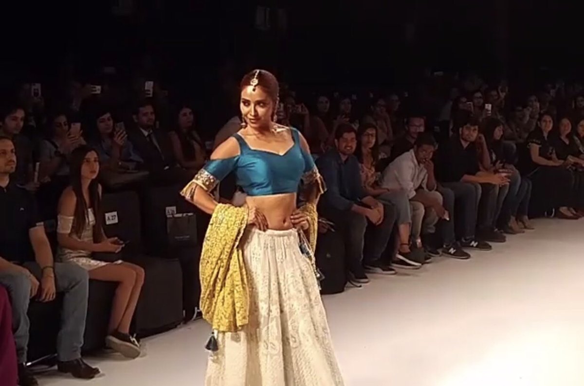 AshaNegi_Fans's tweet photo. Elegant beauty Asha Negi walking the ramp for Soniya Saanchi at India Runway Week #IndiaRunwayWeek #DLFPlace #Superb #Hot 😍😍🔥🔥
Credit : DLF Place https://t.co/MKMDWkqmOl https://t.co/6KEtYpWuCw