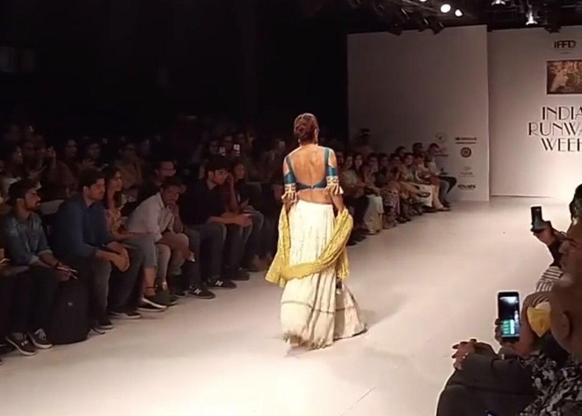 AshaNegi_Fans's tweet photo. Elegant beauty Asha Negi walking the ramp for Soniya Saanchi at India Runway Week #IndiaRunwayWeek #DLFPlace #Superb #Hot 😍😍🔥🔥
Credit : DLF Place https://t.co/MKMDWkqmOl https://t.co/6KEtYpWuCw