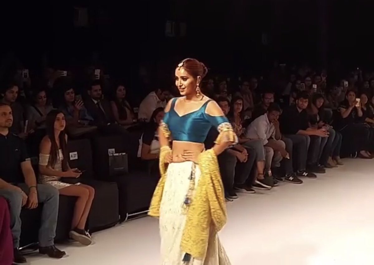 AshaNegi_Fans's tweet photo. Elegant beauty Asha Negi walking the ramp for Soniya Saanchi at India Runway Week #IndiaRunwayWeek #DLFPlace #Superb #Hot 😍😍🔥🔥
Credit : DLF Place https://t.co/MKMDWkqmOl https://t.co/6KEtYpWuCw