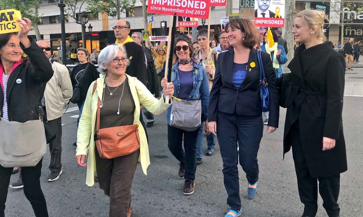 assemblea's tweet photo. Avui l’@epaluzie i l’@arantxa_ureta han participat a la caminada que els voluntaris de l’@assemblea fan cada divendres pel centre de Barcelona per reclamar la #llibertat de les preses i presos polítics. Sempre a punt, sempre ferms #gràcies #continuem https://t.co/0ubywzQbBm