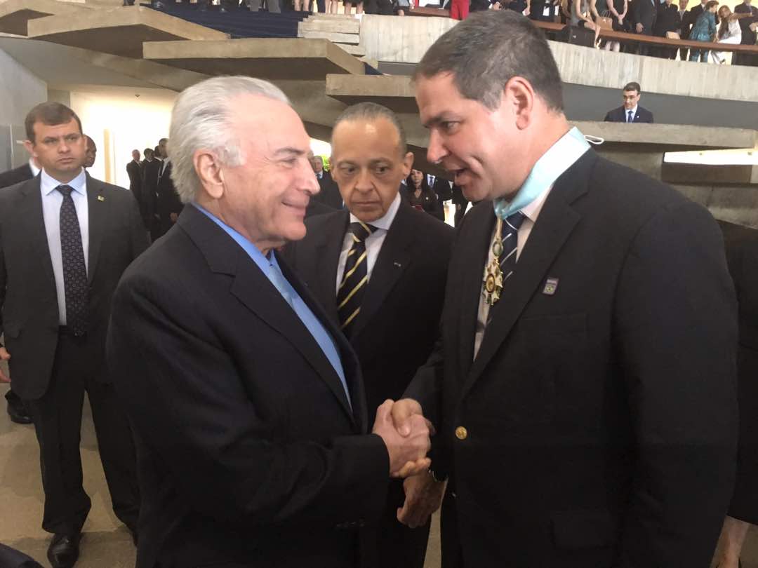 VoluntadPopular's tweet photo. Presidente de Brasil entregó reconocimiento a diputado venezolano @LuisFlorido por su labor internacional #NoMásDictadura https://t.co/1l7tTpN6XF https://t.co/ZFJzjJBkn9