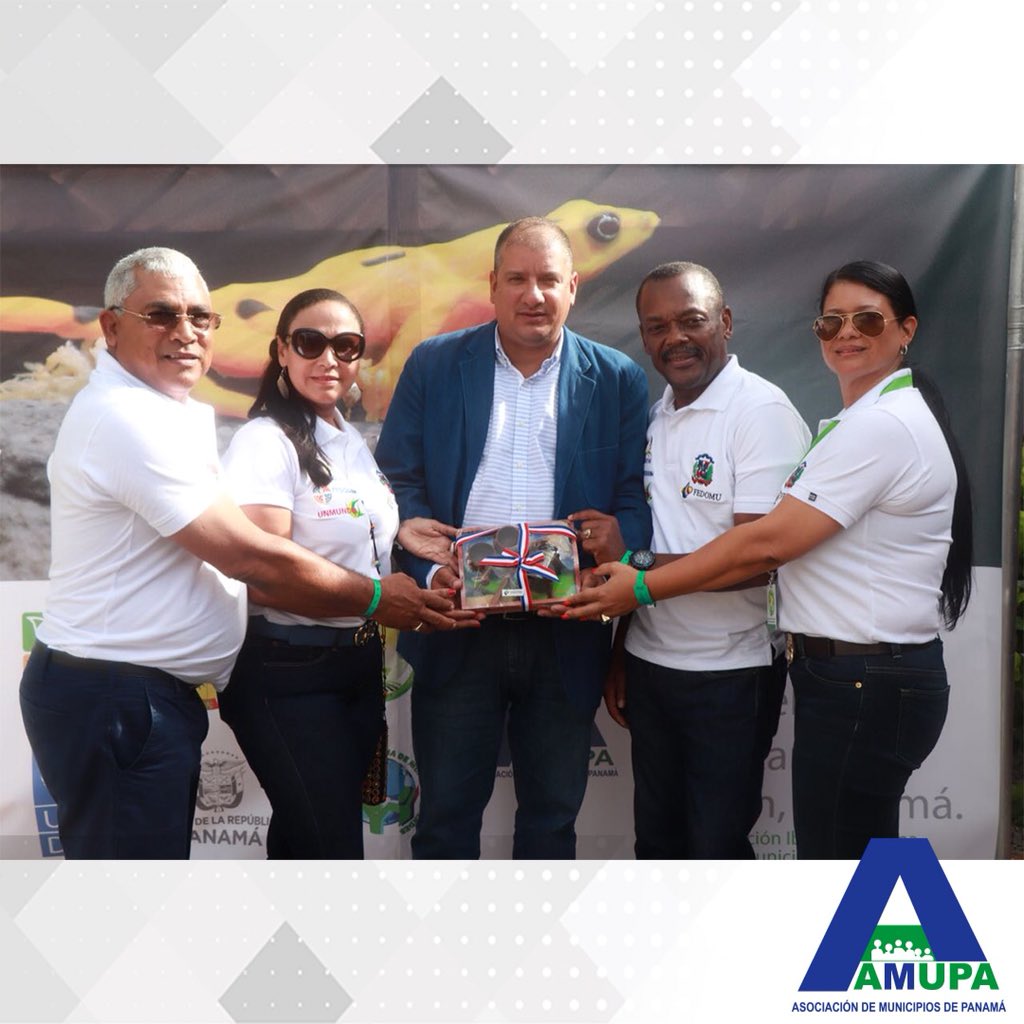 AmupaOficial's tweet photo. Se hace entrega de de obsequio al Presidente de AMUPA Jorge Luis Herrera y al Director Ejecutivo Eliecer Cortes.
#Panamá #AMUPA #ecology #iberomerica #municipio #congreso https://t.co/YMpYN53NTI