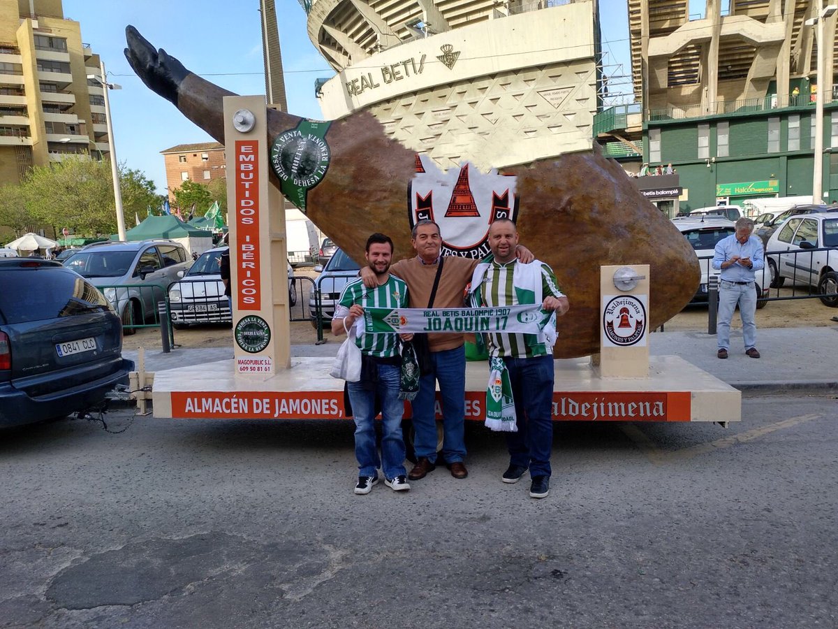 davidcdvd's tweet photo. @MigueFile Y despues del partido! Una tapa de jamon dijeron!! https://t.co/tOw5rH8Evu