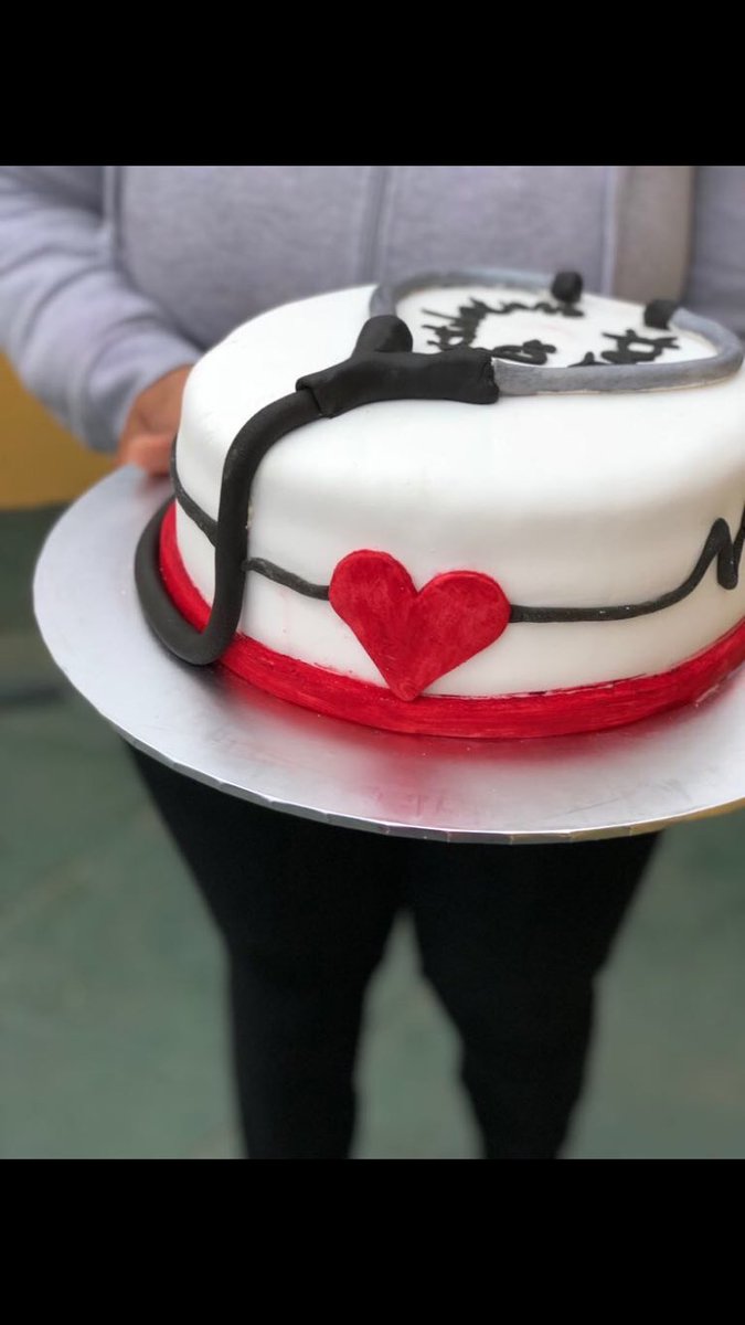 ChefBridgeCakes's tweet photo. What i've been getting up to #LoveCake #GradCake #RetiredChef #ChefBridgeCakes https://t.co/GnavqcTYAN