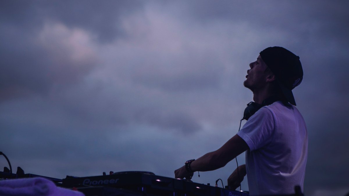 RepilaDJS's tweet image. Despedimos a un grande 🙌🏻 @Avicii  🙌🏻
Gracias por hacernos bailar con tu música 👏👏👏