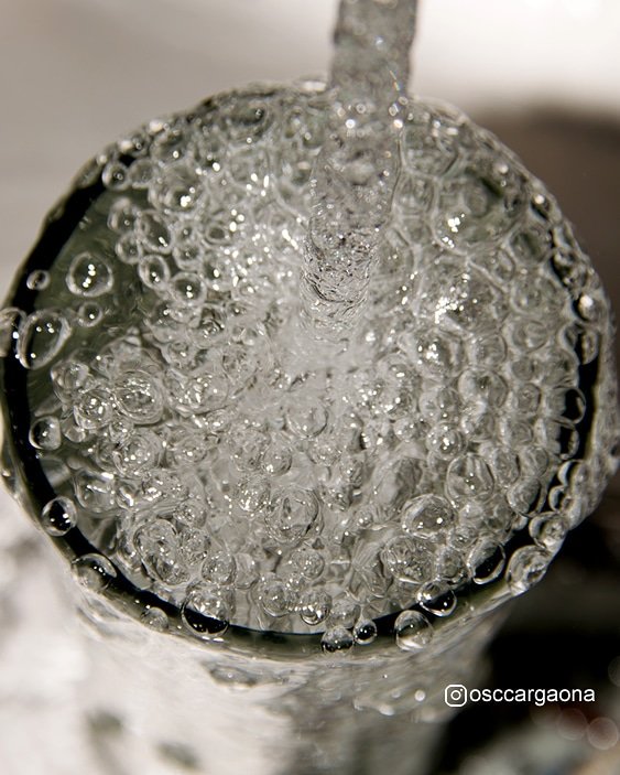 oscargaona's tweet photo. Do you want to touch the bubbles? Water jet overflowing a glass 🚰💧😋 #water #glass #waterjet #bubbles #touching #macrophotography #macrowater #macrowaterdrops #drops #waterdrops #macrodrops #nikon #nikond3300 https://t.co/duQSpnzjy3
