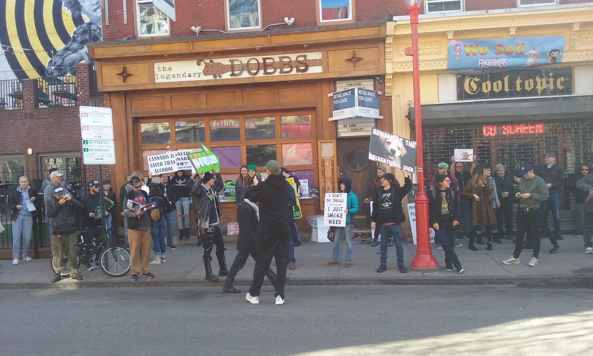 freedomisgreen's tweet photo. #PopUpWeedGarden #HappeningNow #Happy420 Philly loves marijuana! https://t.co/o0mVDyyNM0