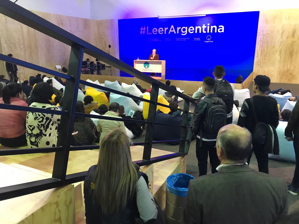 ArgColombia's tweet photo. Eduardo Alvarez Tuñón nos habla de Borges. @CancilleriaARG @MinCulturaAr #LeerArgentina #Sentirlasideas https://t.co/zqYe5r4m7p