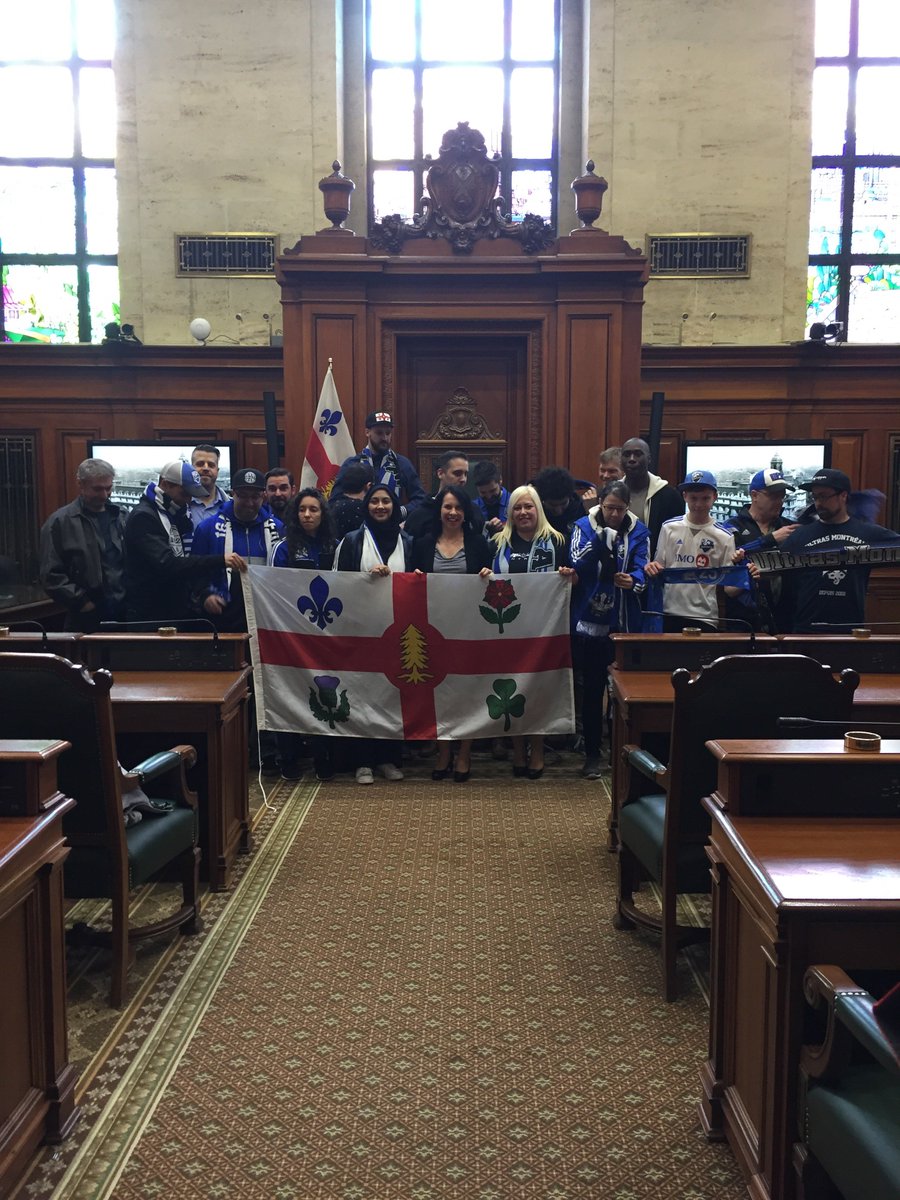 Val_Plante's tweet photo. Tout à l'heure, à l'Hôtel de Ville, je me suis assurée que les @ultrasmontreal, les @127Montreal et les @1642Montreal aient le nouveau drapeau de la Ville de Montréal, à temps pour l'ouverture locale de l'@impactmontreal au Stade Saputo ⚽️ https://t.co/bvJf3T6Wuc