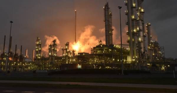 Groot alarm Botlek door brand: meerdere havenbedrijven stilgelegd buff.ly/2qPUXWe