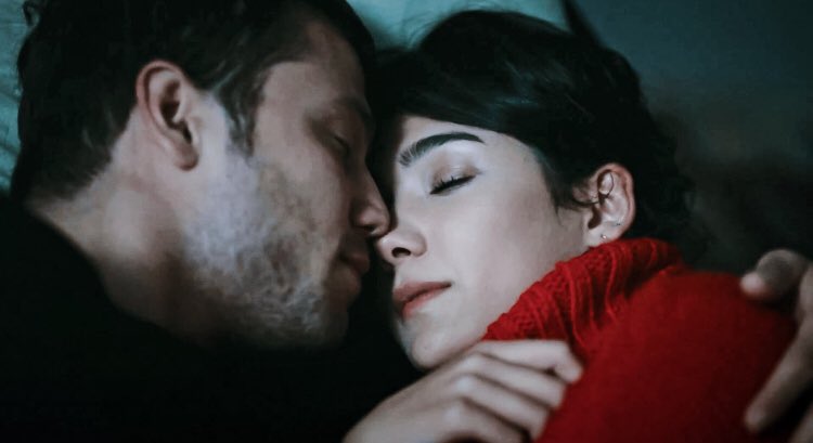 pasaninkelebegi's tweet photo. Senin yaran dışarıda degil, içeride...
Kalbinde...

#AybükePusat #TolgaSarıtaş #YavBah #Söz https://t.co/VrJfKueU13
