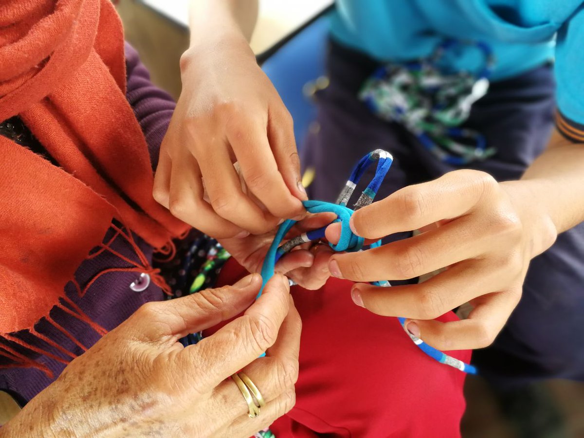 luisbernardov's tweet photo. Cada encuentro entre niños, adolescentes y personas mayores me hace pensar en todo lo que tenemos que aprender unos de otros. La solidaridad y el aprendizaje entre generaciones construye y teje nuestra ciudad https://t.co/MdaOpkCdgs