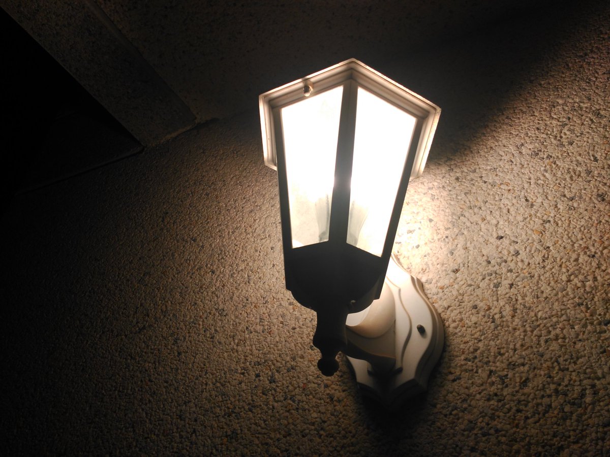 Atenció!!! El nostre telescopi ha captat una llum del cel. Sembla un objecte incandescent. Necesitem ajuda per aclarir el seu origen.