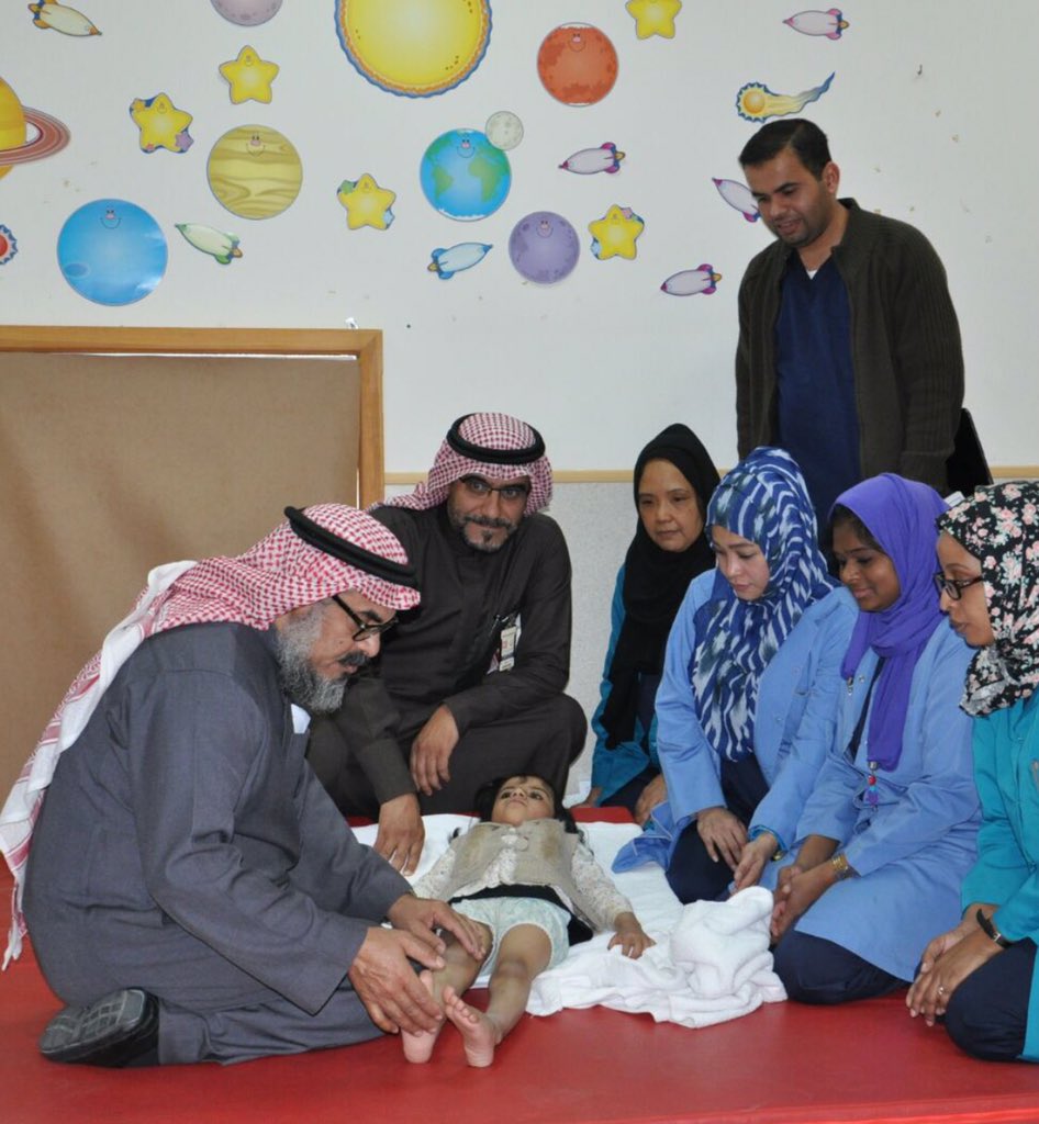 من الكوادر السعودية المشرفة في مجال الطب يبرز أسم رئيس قسم العظام في المستشفى التخصصي البروفسور زايد الزايد ليس فقط في تفوقه كطبيب وعضويته في مراكز وهيئات عالمية بل في اسهاماته في العلاج المجاني للآلاف من جمعية الاطفال المعوقين لأكثر من20 عاماً..
جزاه الله خيراً وكثر من امثاله