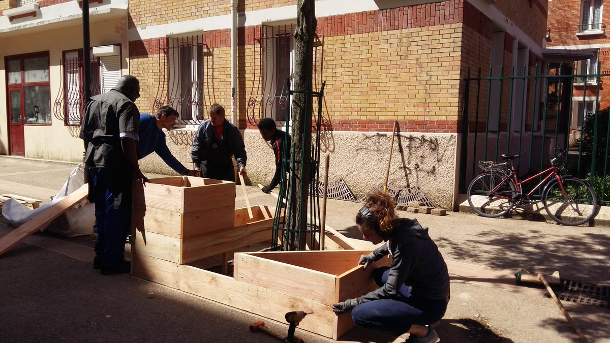 Suite du chantier végétalisation rue Paradol demain, dans le cadre des 48h de l'AU et du mois de la végétalisation du 14ème.  découvrez le programme des 48h : les48h.fr/paris/   <a href="/ProjetVU/">Association Vergers Urbains</a>