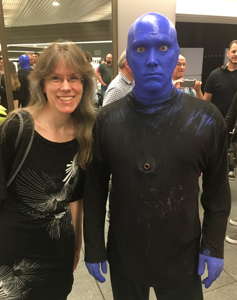PoisonedLockett's tweet image. Me with a Blue Man!! 😎🤘🏻🤘🏻 @bluemangroup #BlueManWorldTour