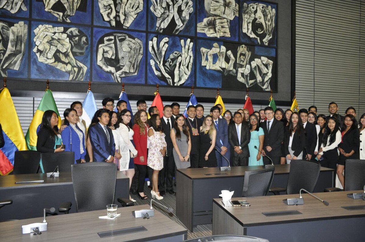 MRE_Bolivia's tweet photo. Jóvenes de UNASUR-Ecuador manifiestan su apoyo a la Presidencia Pro Tempore de Bolivia
Revise la nota completa aqui: https://t.co/ScW5uJNZXi https://t.co/j5MRC1HG4w
