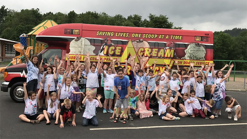 IceCreamEmergen's tweet photo. We serve super-premium, gourmet ice cream that is to die for! Based on your package selection, your guests can choose cups, cones, old-fashioned floats, make-your-own-sundae bar, or our signature Flatliner OMG Brownie or Monster Chocolate Chip Cookie Hot Fudge Sundaes! https://t.co/pyaAsLbqkO