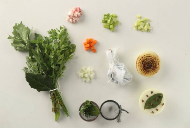 EstadaoPaladar's tweet photo. Miniguia dos acompanhamentos aromáticos, misturas-base que dão sabor aos pratos: https://t.co/yXD2FtnFRL https://t.co/BJ4DpTfOdl