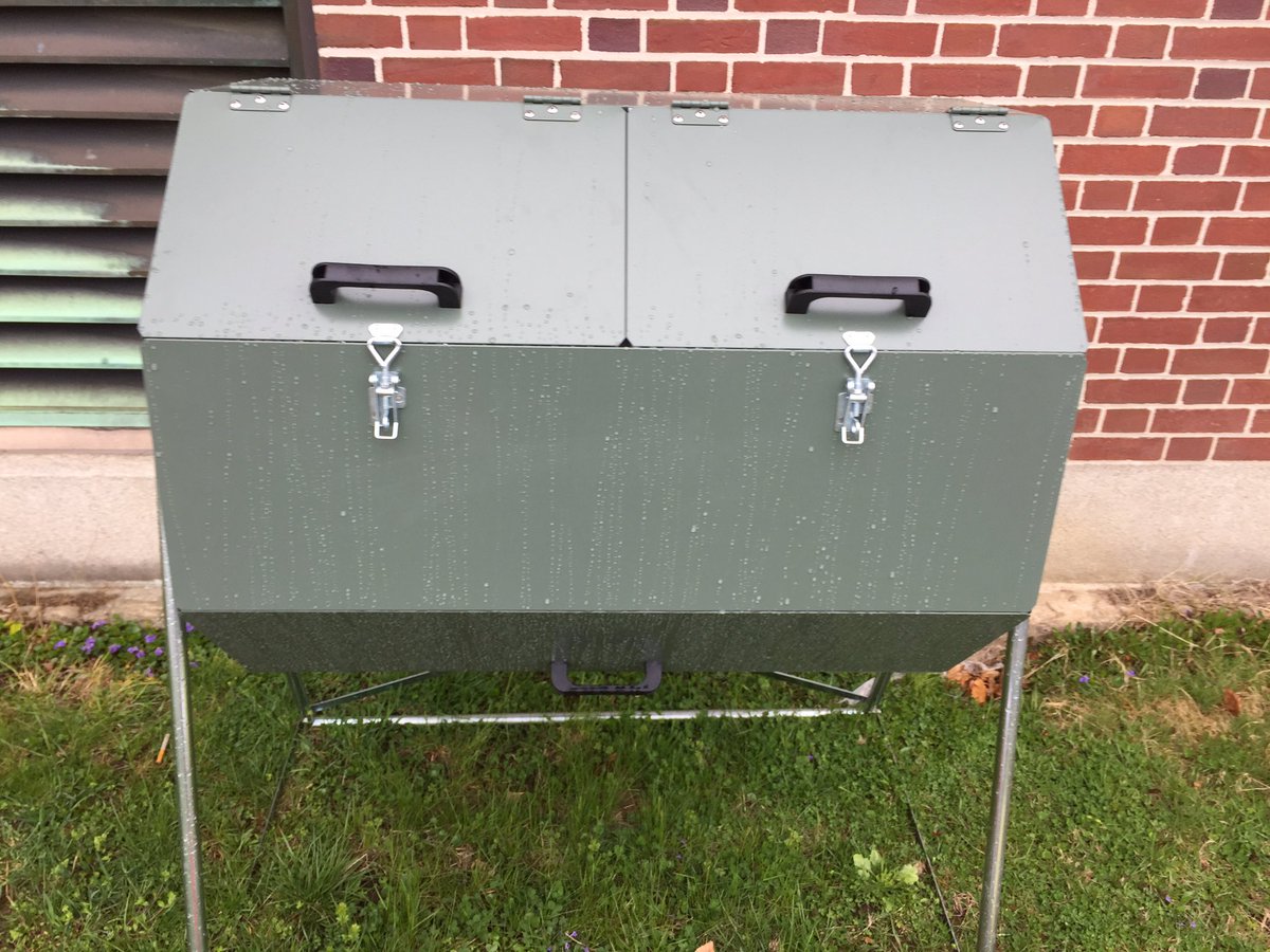 Students in @mlinton1616 's class starting to #compost with cafeteria waste! Just in time for #EarthDay thanks to a composter donated by <a href="/CityofStamford/">City of Stamford</a>. Making <a href="/StrawberryHPTO/">Strawberry Hill PTO</a> #sustainable.