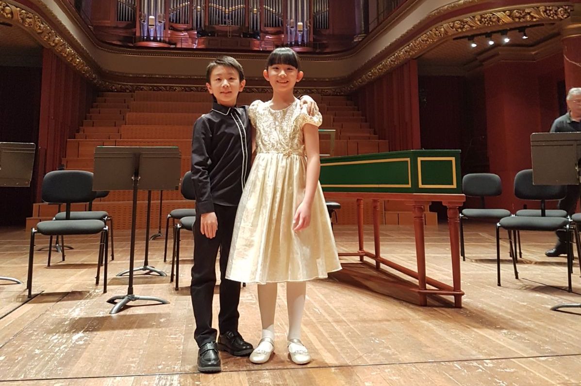 MenuhinComp's tweet photo. The Junior prizewinners have been unveiled!!! And for the first time in history, the Jurors decided to share the first prize – which goes to the Competition's youngest competitors CHLOE CHUA (Singapore, 11) &amp; CHRISTIAN LI (Australia, 10)! ✨
#menuhincompetition #geneva2018 https://t.co/CJXFoAmvqg