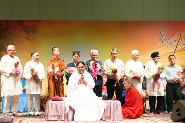 Amritanandamayi's tweet photo. Spirituality is not blind belief in God or religious observances or customs. It is about uniting hearts. Only when our religion becomes spirituality will the society will live in become established upon a solid foundation of dharma, universal values and service-mindedness. #Amma https://t.co/FOQnKPg1zF