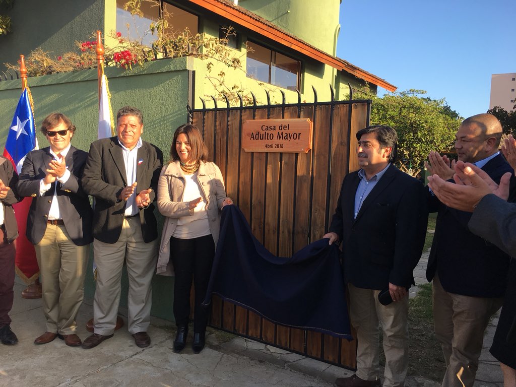 DPPSanAntonio's tweet photo. Con la presencia de la gobernadora @gaby_alcalde  @Muni_ElTabo inauguró las dependencias de la nueva Casa del Adulto Mayor de la comuna. https://t.co/BlMsFFziMw
