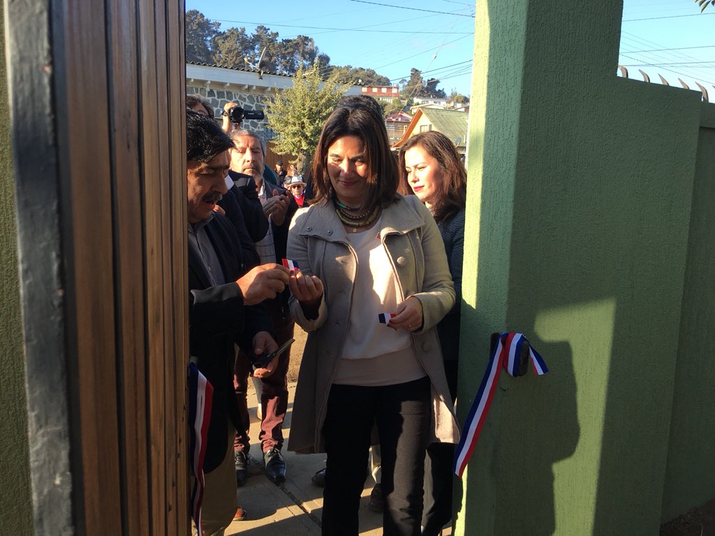 DPPSanAntonio's tweet photo. Con la presencia de la gobernadora @gaby_alcalde  @Muni_ElTabo inauguró las dependencias de la nueva Casa del Adulto Mayor de la comuna. https://t.co/BlMsFFziMw
