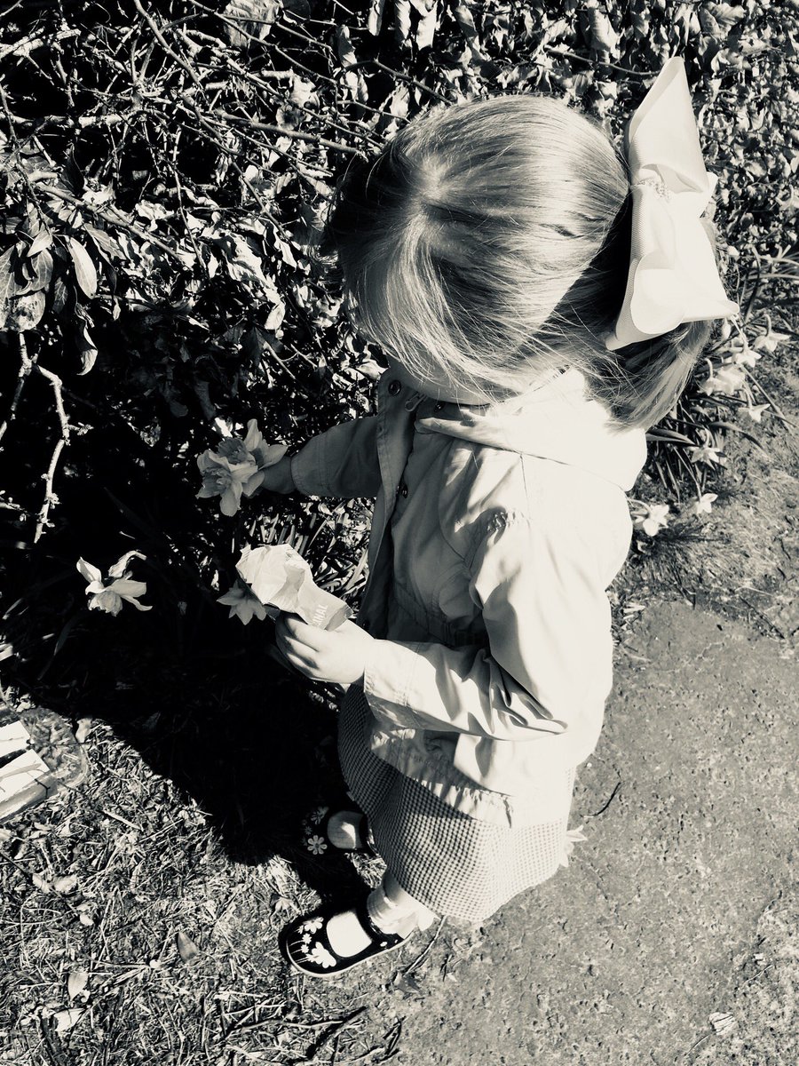 suzyxxxx's tweet photo. When there’s sunshine we do this ❤️🌞#mygirls #countrywalks #swingparkfun 🌝 https://t.co/Cm6wW0Qdvj