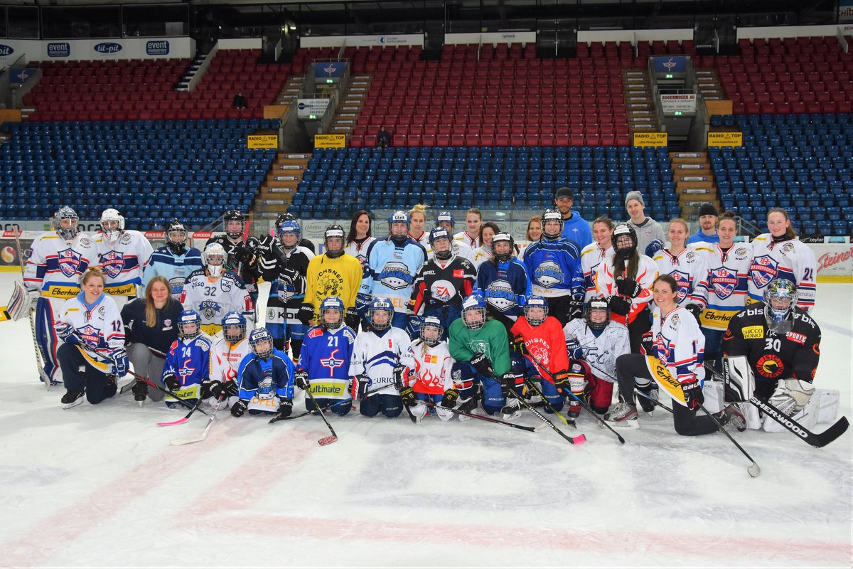SwissHockeyGirl's tweet photo. #BassiLadies - Impressionen aus dem Girlstraining
Am Dienstag, 3. April 2018, stand das Girlstraining an. Wir waren positiv überrascht über die vielen Anmeldungen. Es freut uns natürlich sehr, dass soviel Girls sich für s Eishockey begeistern. https://t.co/FOpH13fH78