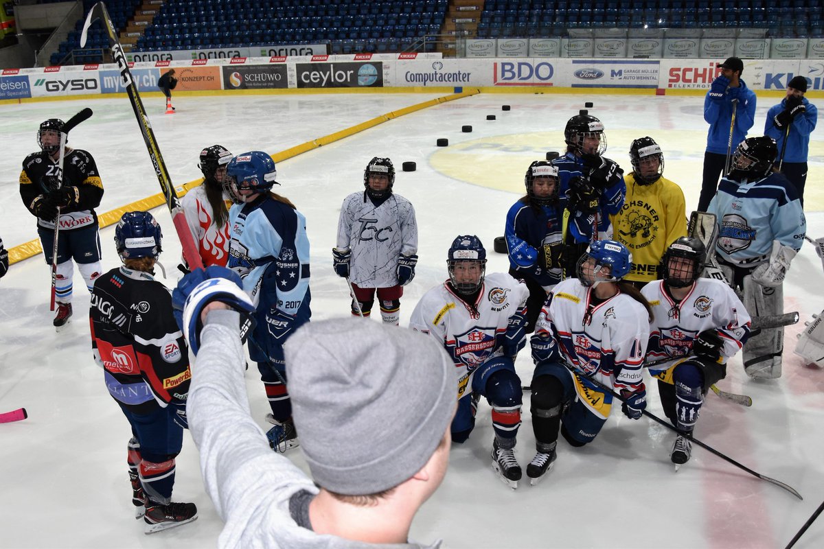 SwissHockeyGirl's tweet photo. #BassiLadies - Impressionen aus dem Girlstraining
Am Dienstag, 3. April 2018, stand das Girlstraining an. Wir waren positiv überrascht über die vielen Anmeldungen. Es freut uns natürlich sehr, dass soviel Girls sich für s Eishockey begeistern. https://t.co/FOpH13fH78