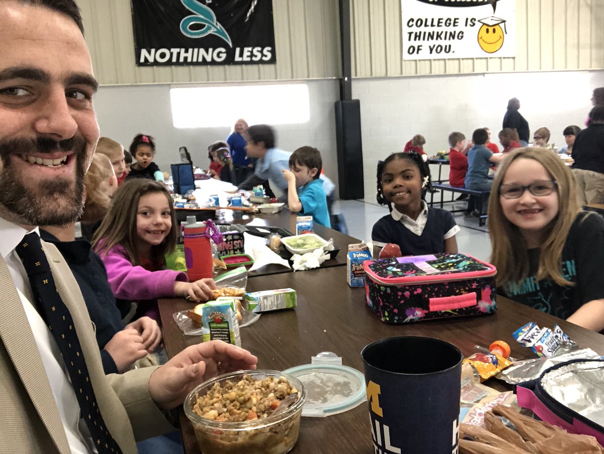 Dr_Chalfant's tweet image. Building relationships with students one lunch at a time! #EveryStudent #EveryClass #EveryDay #WeAreSummitAcademy