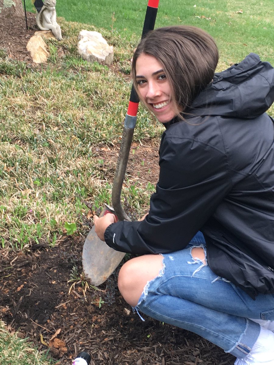 cmanningteach's tweet photo. Project Plant It! I’ve armed 150 students with beautiful baby trees, Be a part of the solution! Happy planting #exploreyour world @colganhs https://t.co/zeKH76J8bO