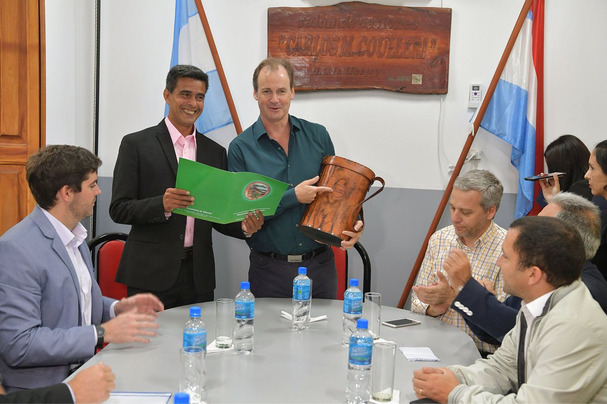 facuwelschen's tweet image. RT biblewords3: Otra ciudad del corredor del río Uruguay podrá ser una oferta termal. Le entregamos hoy al intendente de #Ubajay, Marcelo Giménez, el decreto que autoriza la exploración. Un emprendimiento como éste va a cambiar la matriz productiva y eco…