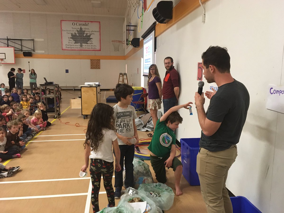 Thanks to @QuestUniCanada students for coming to share about reducing plastic waste with @sd48GHE students for #EarthDay18 #litterlesslunch