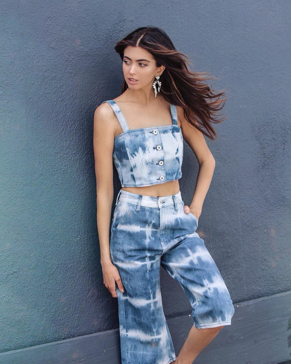 SomethingBeachy's tweet photo. All the tie dye feels wearing @levis Made &amp; Crafted 💙 Shop the look here >> https://t.co/0WWNqVU0DL https://t.co/ntVj2dptpB #LiveInLevis #ad https://t.co/EbriT16bip