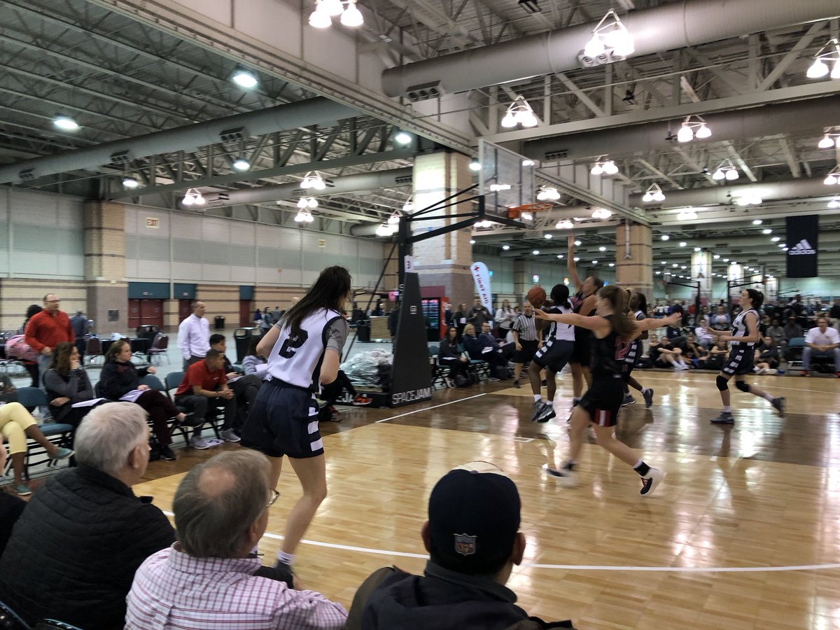 SelectEventsBB's tweet photo. College coaches packing both baselines for one of the top matchups of the day between @LadyRivals and @IndianaFlight #GauntletAC #GauntletSeries https://t.co/51ceSNHUio