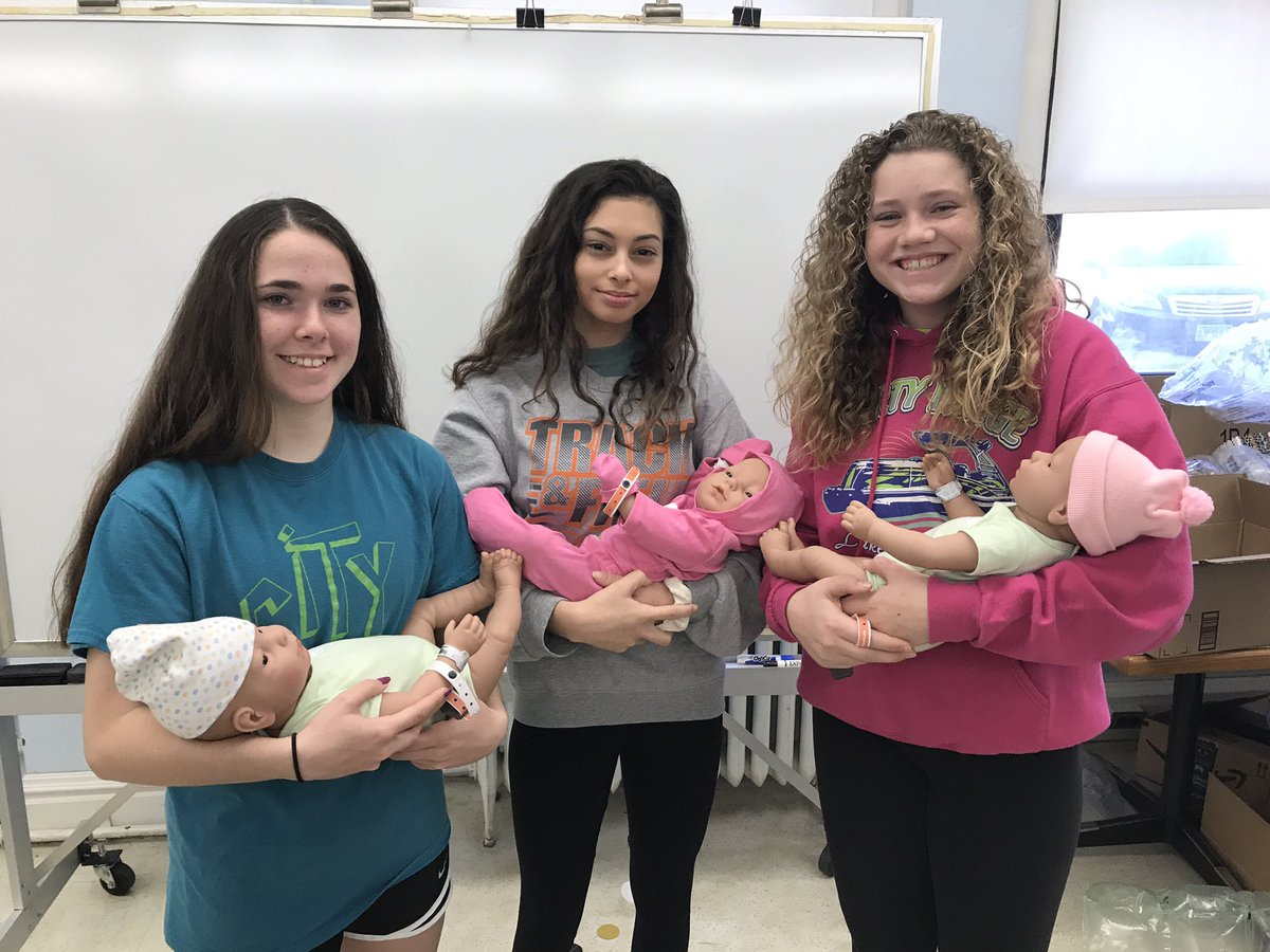 MrsTaylor1721's tweet photo. Thanks @mrsabc061006 for letting the 8th grade come down to the FACS room and attempt to care for your babies! This was a great way for them to see what part of your HS class is about! #bementbulldogs https://t.co/ZEsM87zIZo