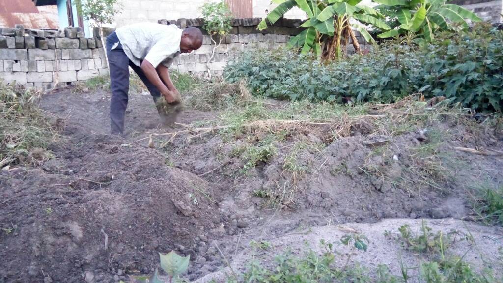 AgriZoom_App's tweet photo. Il faut battre le fer quand il est chaud. voici quelques captures de notre prémière intervention dans la localité de #MOSSAKA sur le #Fleuve_Congo avec deux #agriculeteurs qui ... [La suite au lancement de l'#application et #SiteWeb]

#ActuZoom -> #AgriZoom, #MediathonBrazza https://t.co/obvxIx4RvK