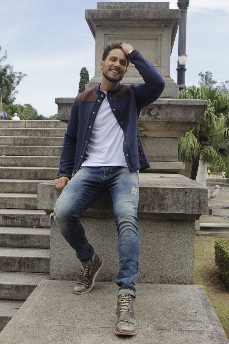 ambrosioelieser's tweet image. 😀“Sorria sempre, principalmente diante aqueles que desejam suas lágrimas”😃
#work #moda #editorialdemoda #modamasculina #menstyle #mensfashion #elieserambrosio 📷 by @estudiophotoworks 📌 Styling @salaagency 👏🏼👏🏼👏🏼