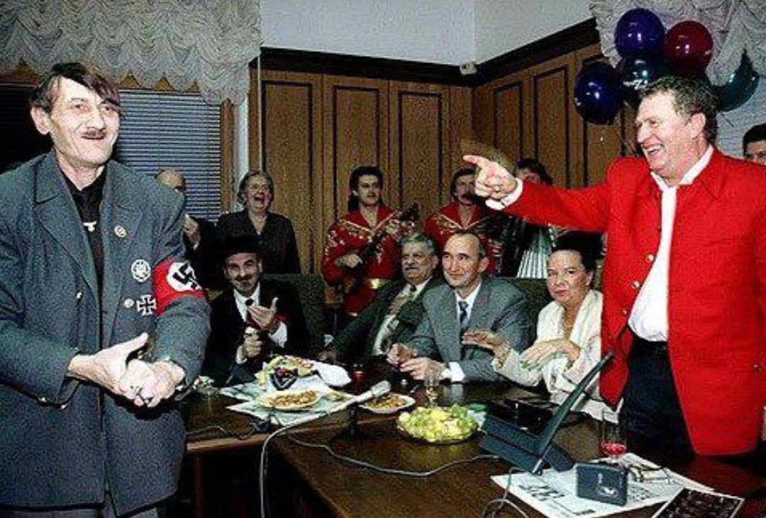Ретрофото. ЛДПР празднует 7-ми летие партии. И Жириновский такой молодой, и красный пиджак вместе с ним..