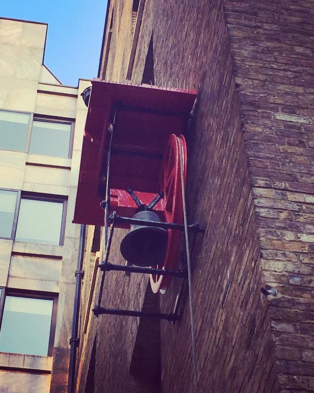 soshanau's tweet photo. Bell spotting 🔔- it could become a thing 😂 I couldn't find any plaque on the history of this bell but this area used to the warehouses for the #eastindiacompany in 1768 so maybe it has something to do with #trading? #lovelondon #londonhistory #thecit… https://t.co/Guf0yvGkW7 https://t.co/FpfbKrrMr5