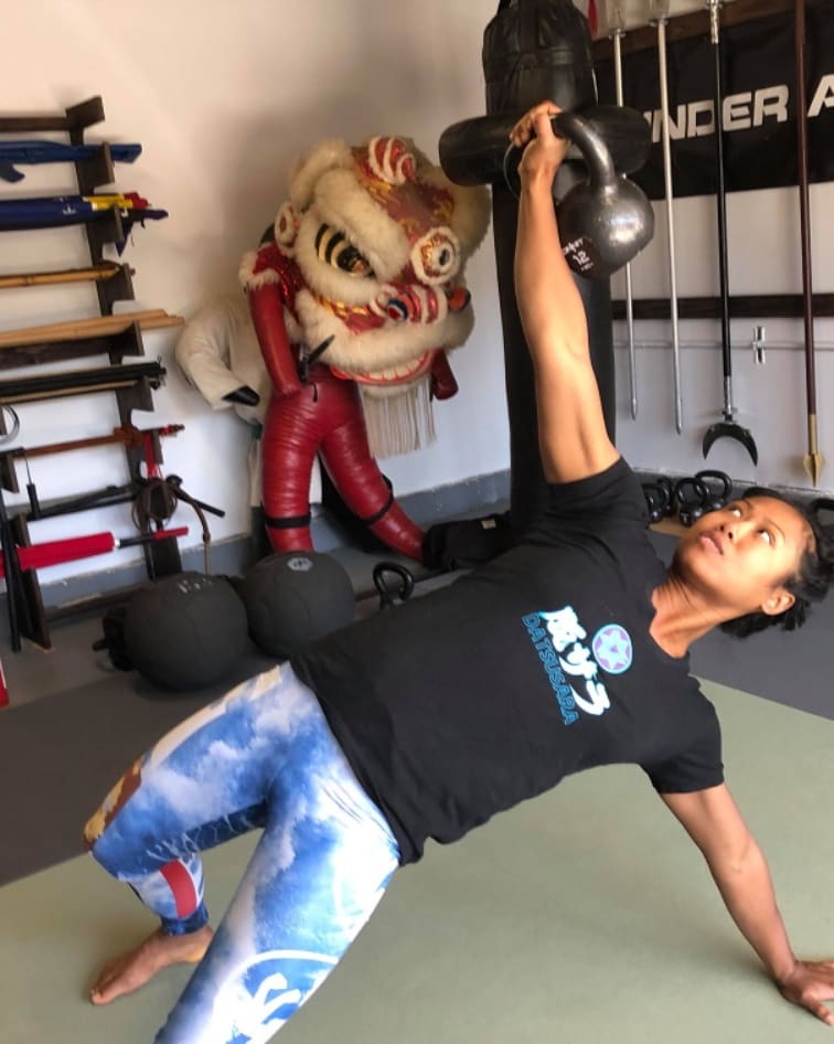 SavannahEm1's tweet photo. I was always intimidated by kettlebells. But through proper technique & coaching from @drmarkcheng I'm now deadlifting 90 lbs @Onnit KBs in super slow-motion for rehab! Training with these uber manly tools makes me happy.
#alignment #technique #kettlebell #fightchix #MMA https://t.co/Zk3uxhsThW