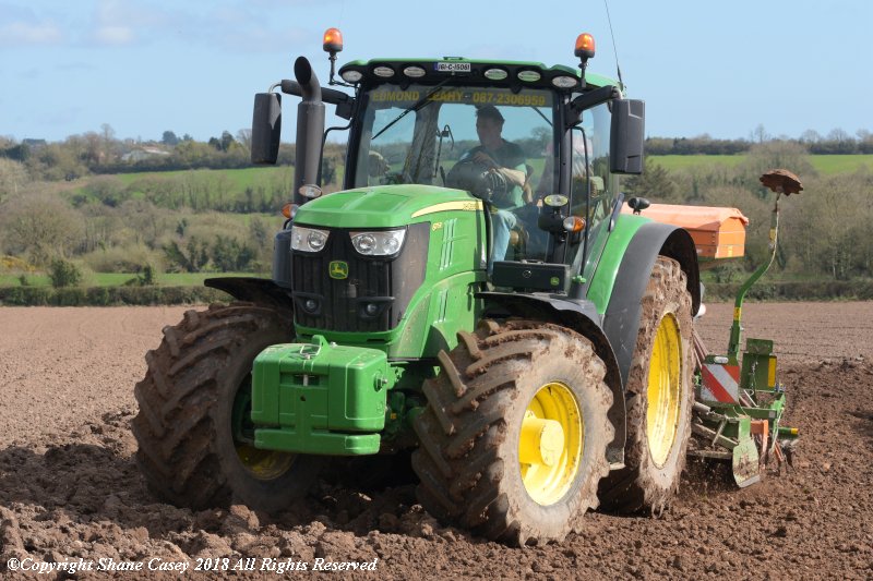 sgcaseyck25's tweet photo. #SpringSowing2018 finally clicked into gear this afternoon/evening and I was delighted to be out in it. Spring Barley being the choice of crop for all involved. Hopefully a few more tomorrow and next week. Some serious kit on display today with @Amazone drills all round https://t.co/OvqCdhlVmd
