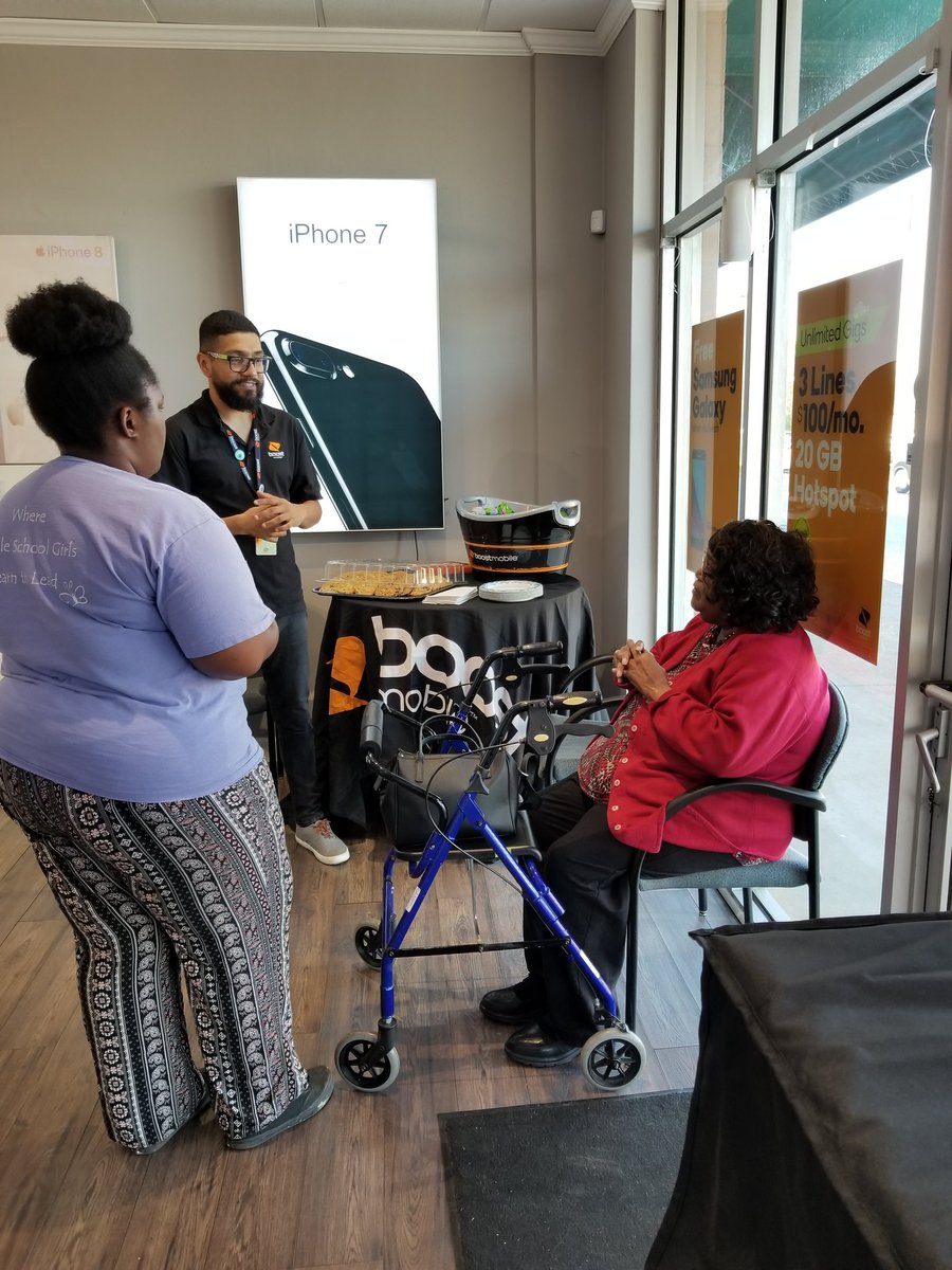 BoostMobileAMC's tweet photo. Taking the time to explaining well! Porting 2 lines from Verizon postpaid.  @shawnatspg @ThomasSPG @Ashley_spg https://t.co/hgtLC6xm8C