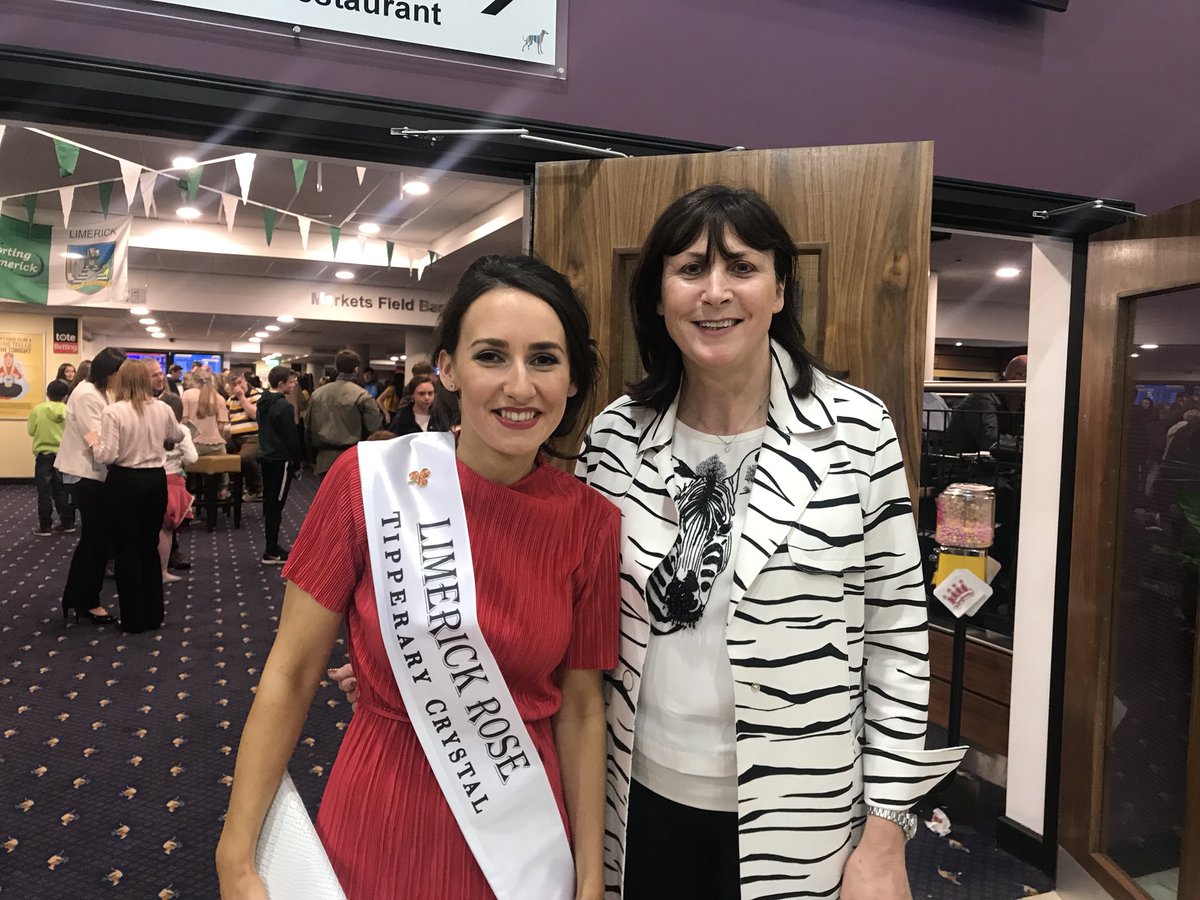 GCLuimnigh's tweet photo. Gaelcholáiste Luimnigh pupil, parents, sponsors and friends had a fantastic night at the Limerick Greyhound Stadium tonight with @LimerickRoseCen Hazel Ní Chathasaigh @GCLParents @GCL_alumni @LimClareETB @gclsport https://t.co/iQC84vbVQq