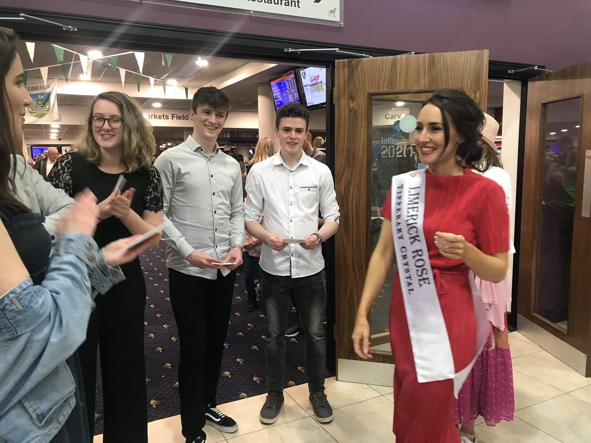 GCLuimnigh's tweet photo. Gaelcholáiste Luimnigh pupil, parents, sponsors and friends had a fantastic night at the Limerick Greyhound Stadium tonight with @LimerickRoseCen Hazel Ní Chathasaigh @GCLParents @GCL_alumni @LimClareETB @gclsport https://t.co/iQC84vbVQq