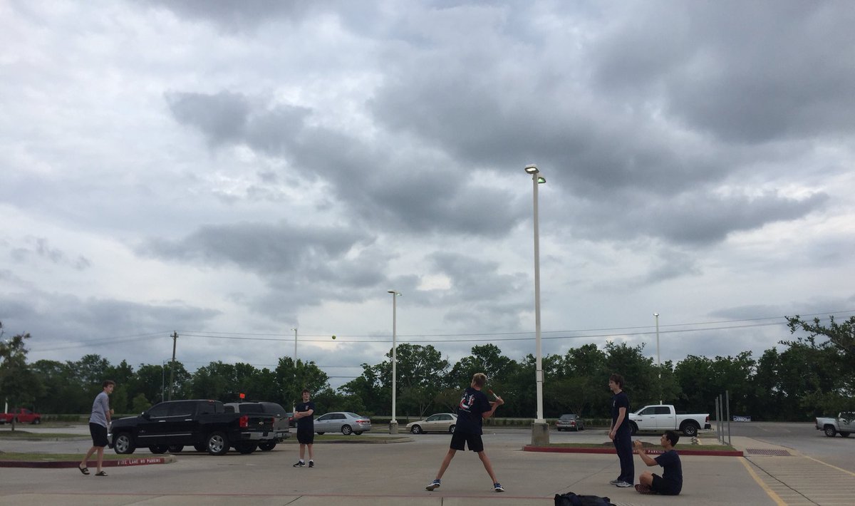 Lake_Swim_Dive's tweet image. When you need some type of entertainment while waiting for over an hour for the bus to pick us up #ParkingLotTennisBallBaseball #PoloPlayersEntertainment #WeCanDoItAll