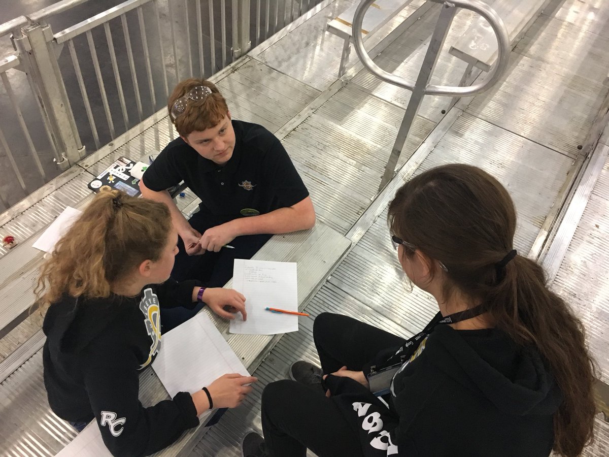 Bullseye4984's tweet image. Brainstorming for the #FedExcontest #omgrobots #FRC4984 #teamworkmakesthedreamwork