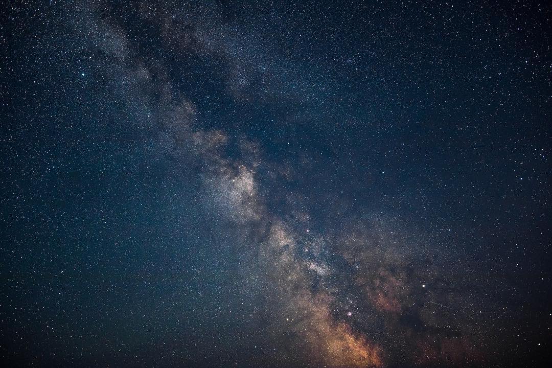 By day, Fort Walsh transports you to the wild frontier life of 1870; by night, it offers stargazing at its finest. In 2004 this national park became Canada’s first designated #DarkSkyPreserve 🌠 #IDSW2018 📷:curtisberger/IG